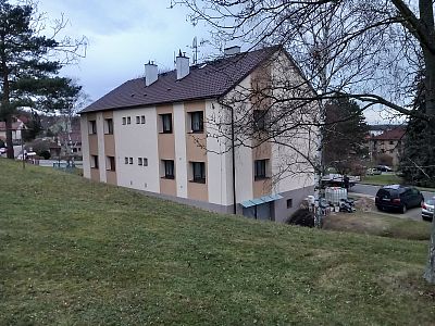 Stavební dozor při zateplení fasády, půdy a suterénu bytového domu v Žižkově ulici ve Chvaleticích